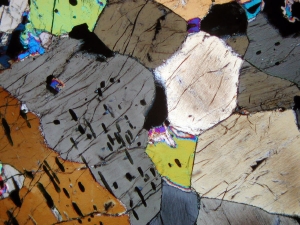 輝石岩の偏光顕微鏡写真